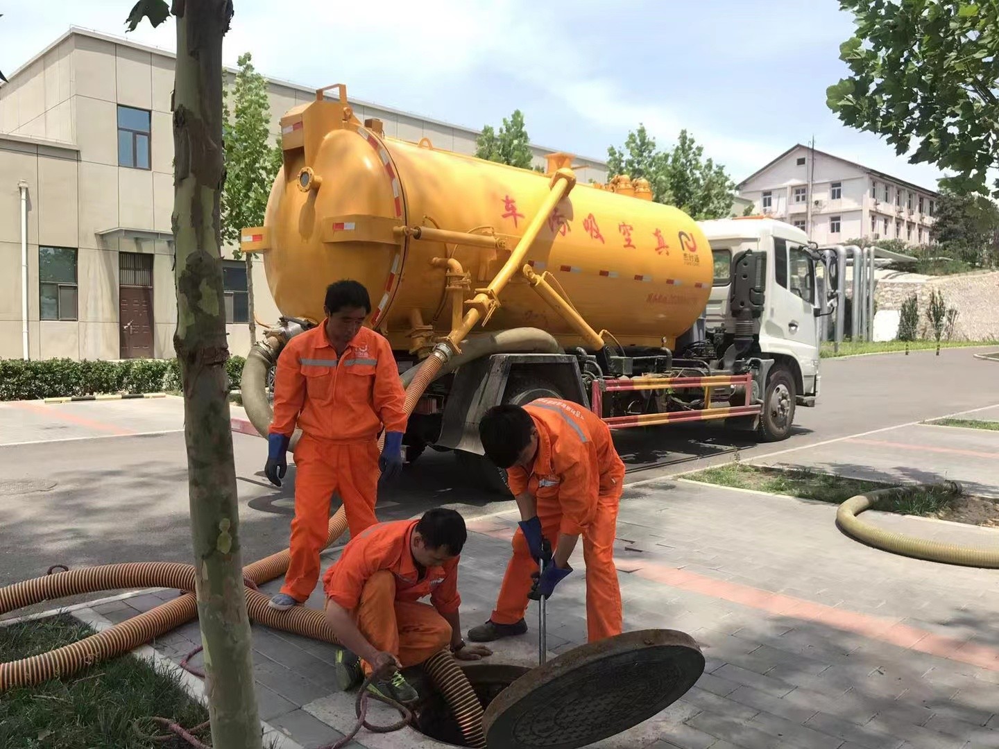 静海管道疏通车停在窨井附近